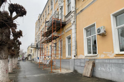 Вольская администрация заменит окна и двери на 2,2 млн рублей
