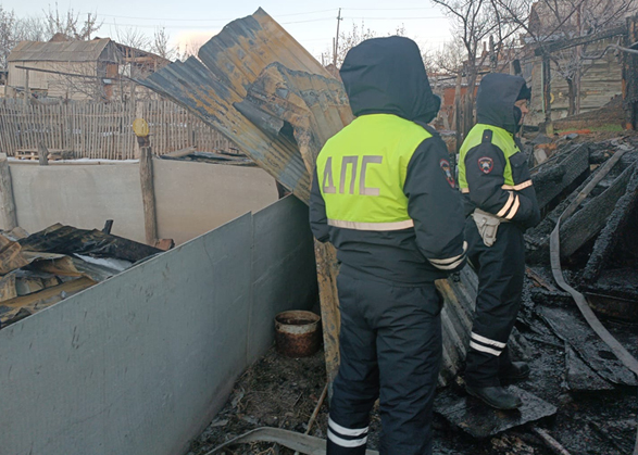 В Вольске полицейские спасли на пожаре женщину