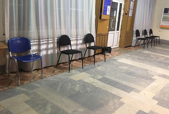 После публикации «Вольск.ру» на почте заменили драные стулья