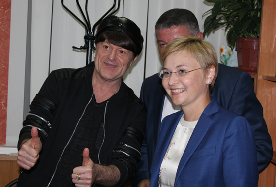 Сенатор Бокова организовала концерт певца Королева в Вольске