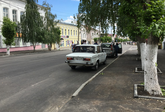 Жители Вольска требуют запретить парковку на Революционной