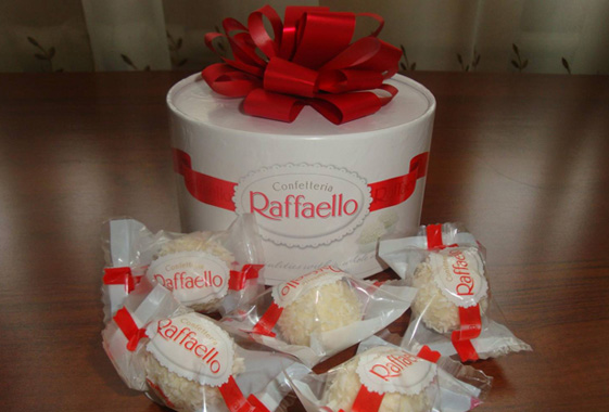 Покупатель в супермаркете съел коробку конфет «Рафаэлло»
