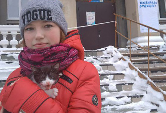 Студентка пошла с мамой на выборы президента и спасла котенка