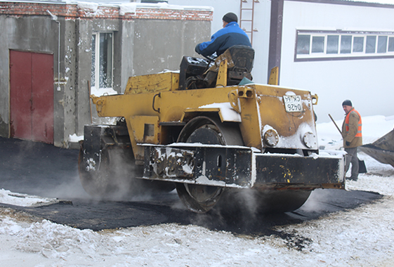 В Вольске в снег уложили асфальт к очистным сооружениям