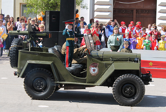 В Вольске парад Победы принял генерал из детского сада
