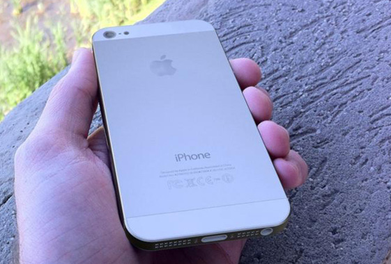 У водителя из салона автомобиля похитили iPhone 6
