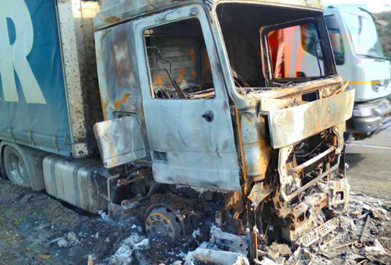 Появились фото сгоревшего на трассе грузовика из Москвы с напитками
