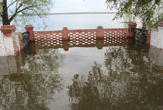 В Вольске разлившаяся Волга затопила набережную