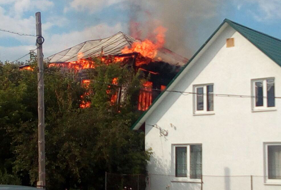Напротив торгового центра «Волга» горит 2-этажный дом