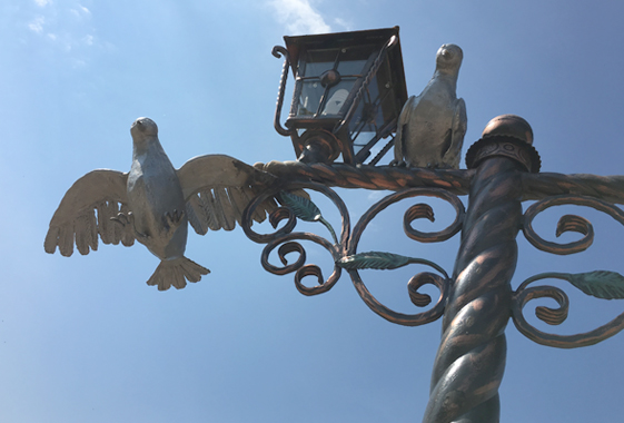Вандалы изуродовали памятник вольским голубям
