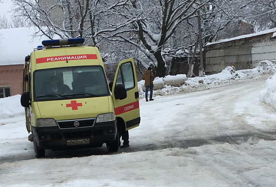 Обварившуюся кипятком двухлетнюю девочку госпитализировали в Саратов