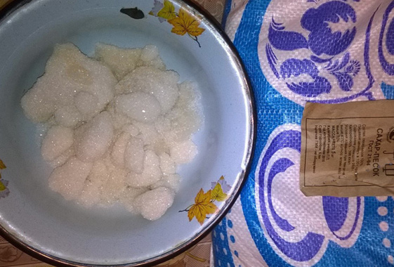 Покупательница пожаловалась на мокрый сахар из «Грозди»