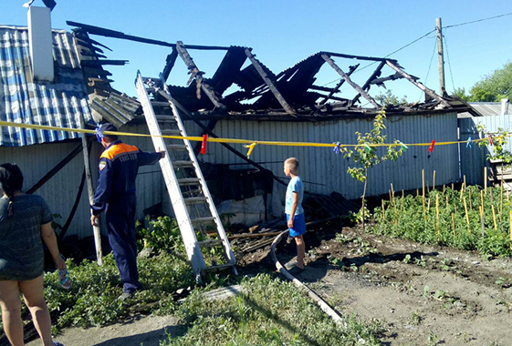 В Вольске от туалета загорелся дом с тремя детьми