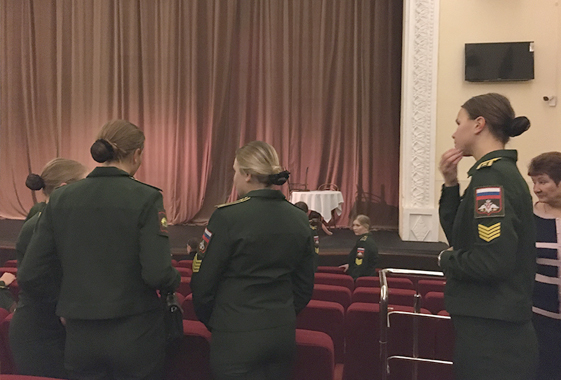 Курсанты на 20 минут задержали начало спектакля Вольского драмтеатра