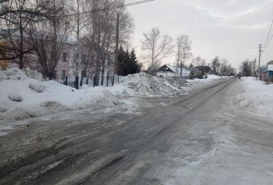 Дети ходят в школу по ледяной дороге без тротуаров