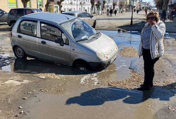 В центре Вольска под землю проваливаются машины и пешеходы