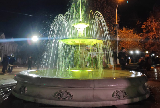 В Вольске появился новый фонтан с подсветкой