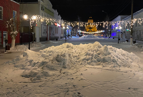 Туристы удивились снежным завалам в центре Вольска