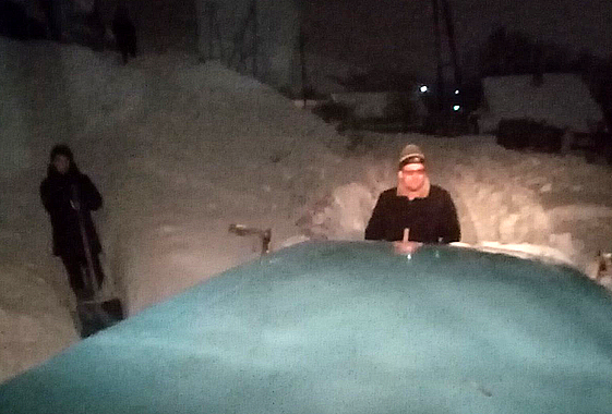 В Вольске семья перегородила дорогу трактору для уборки снега
