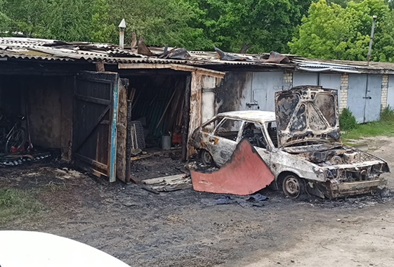 В военном городке сгорела машина и три гаража