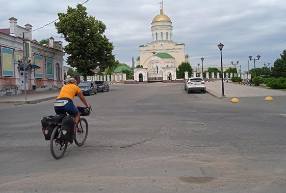 Для велотуристки из Ижевска время в Вольске остановилось