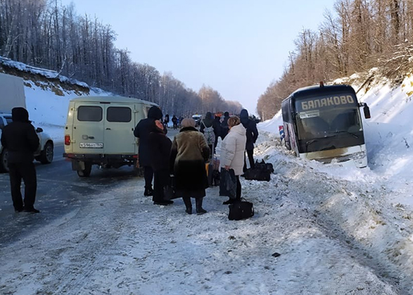 Под Вольском столкнулись три автомобиля и автобус