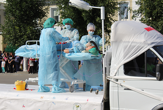 В День города медики «прооперировали» пациента в «Газели»