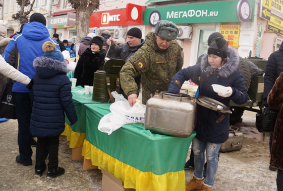 Жителей Вольска на Рождество накормили солдатской кашей