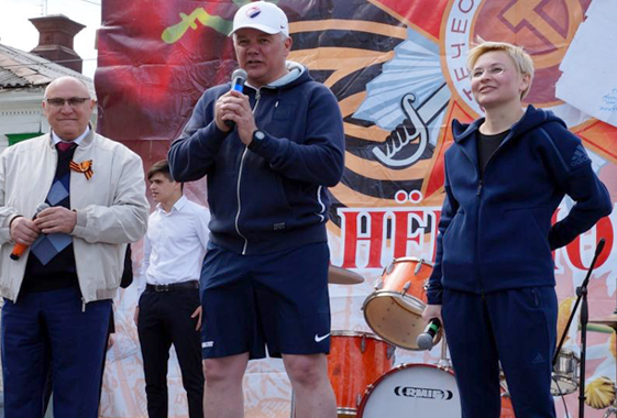 В Вольске сенатор и глава района пробежали марафон Победы