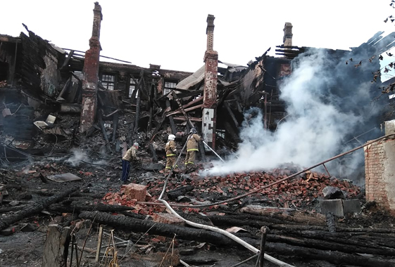 Мародеры растаскивают имущество из сгоревшего дома на Большевике