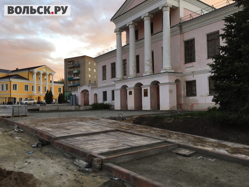 Строительство пешеходной зоной вокруг Троицкого собора завершат к 25 мая