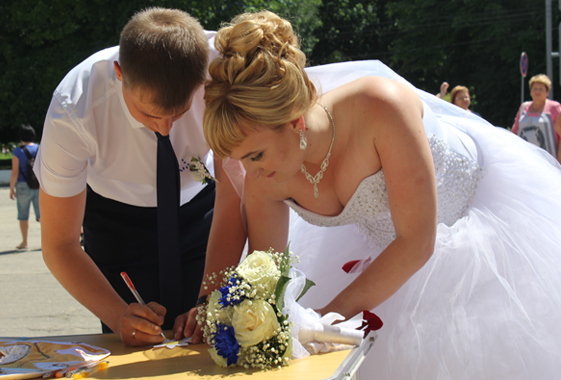 В День семьи, любви и верности в Вольске сыграли 11 свадеб