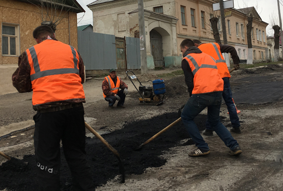 Жители Вольска высмеяли ямочный ремонт во время дождя