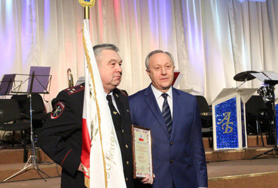 Саратовский губернатор отметил штандартом полицию из Вольска