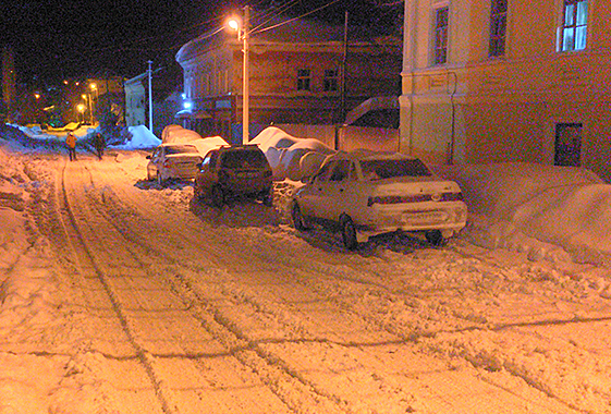 Водителей просят не парковаться на улицах, чтобы не мешать уборке снега