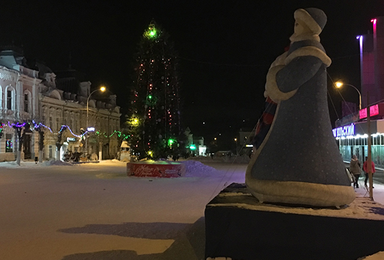 Коммунальщик заранее поздравил жителей Вольска с Новым годом