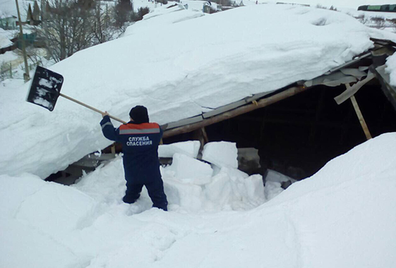 В жилом доме из-за снега провалилась крыша