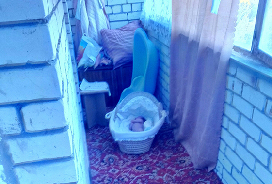 Мать закрыла раздетого грудного ребенка в холод на балконе