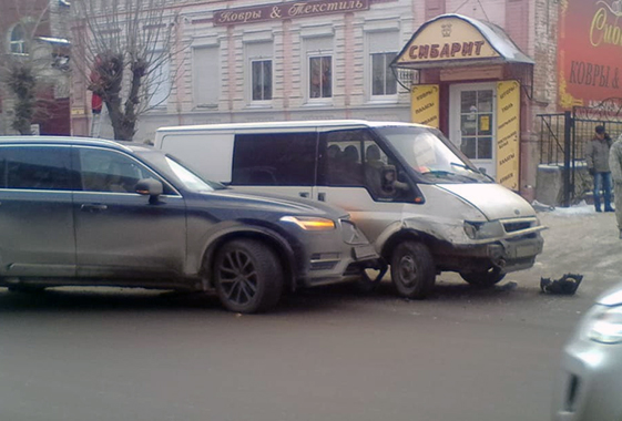 Жена Федосеенко около торгового центра мужа врезалась в микроавтобус