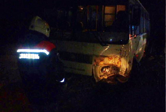 Водитель «Жигулей» разбился при столкновении с пассажирским автобусом
