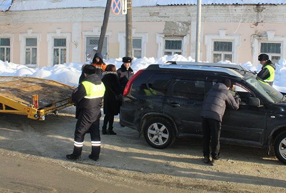 В Вольске начали эвакуировать припаркованные не по правилам машины